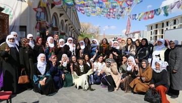 زنان در شهرهای مختلف کردستان ترکیه در حال آماده شدن برای راهپیمایی 8 مارس